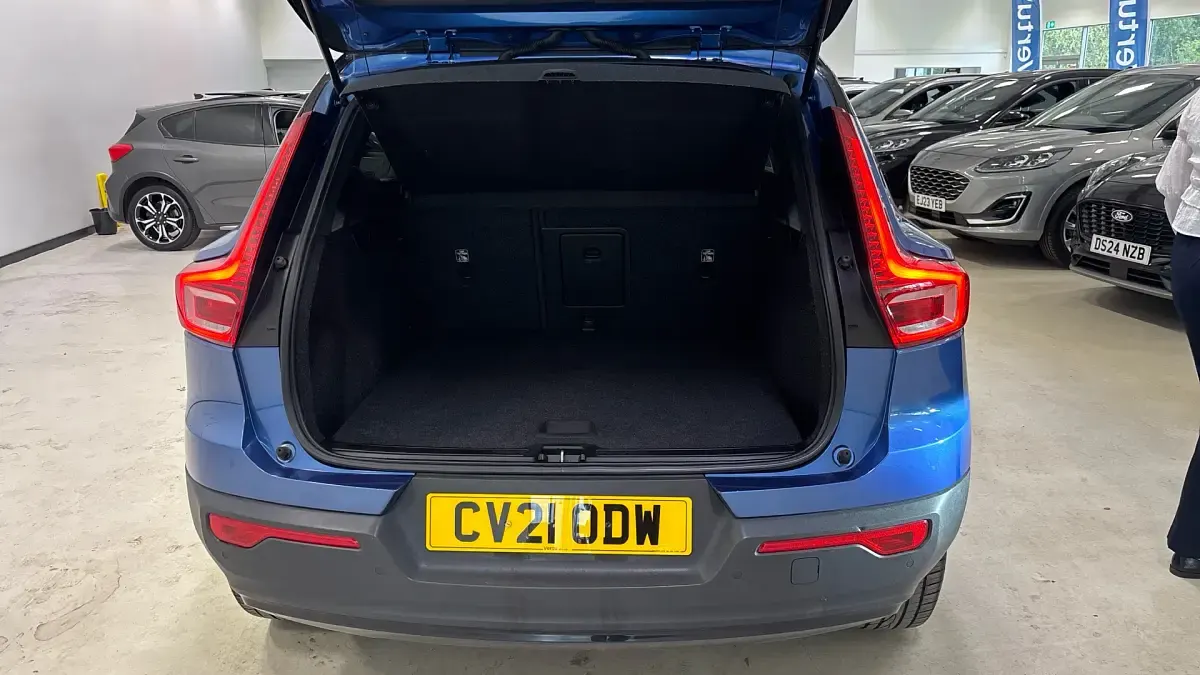 Used Volvo XC40 R-Design 163 HP (119 kW) 2021 Blue SUV