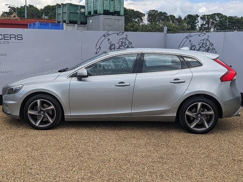 Used Volvo V40 R-Design 120 HP (88 kW) 2016 Silver Estate