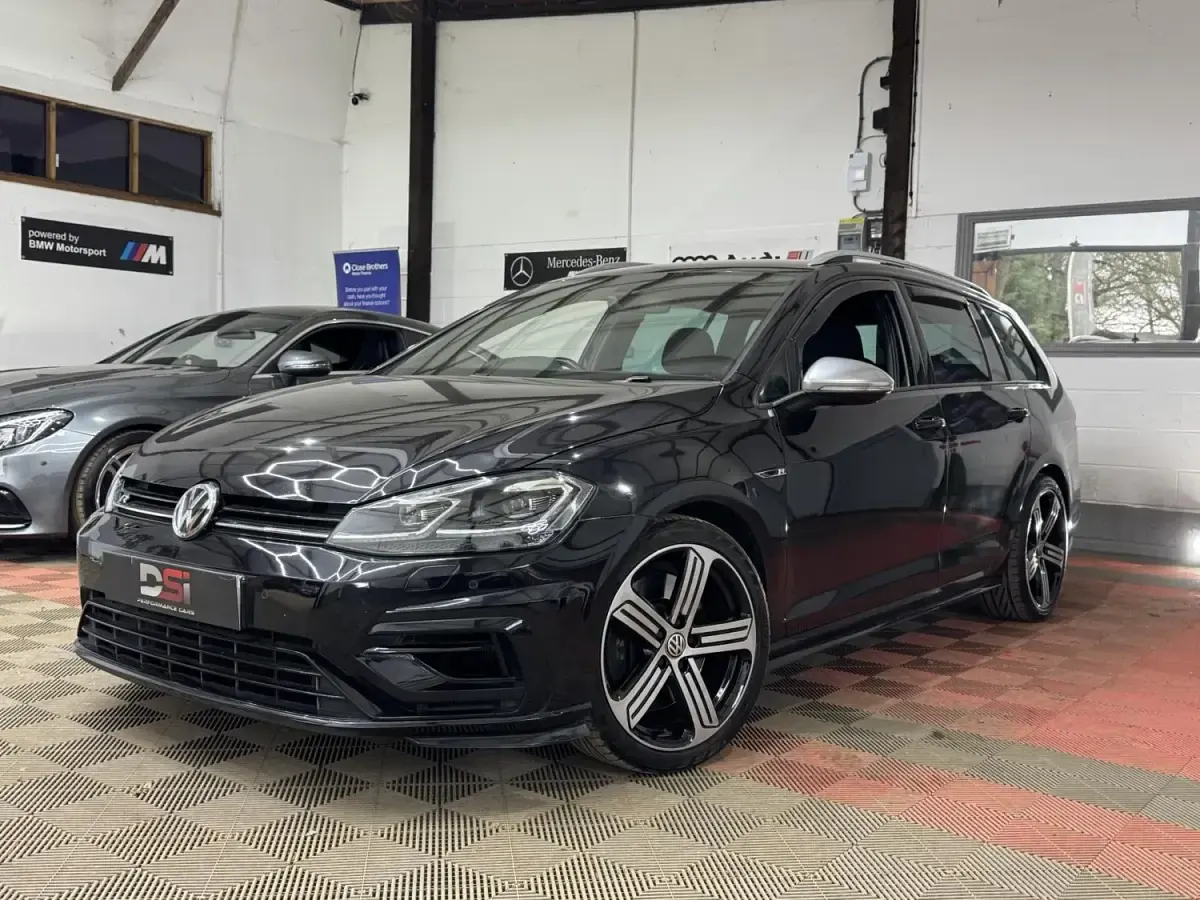 Begagnad VW Golf VII R 310 HK (228 kW) 2018 Svart Kombi