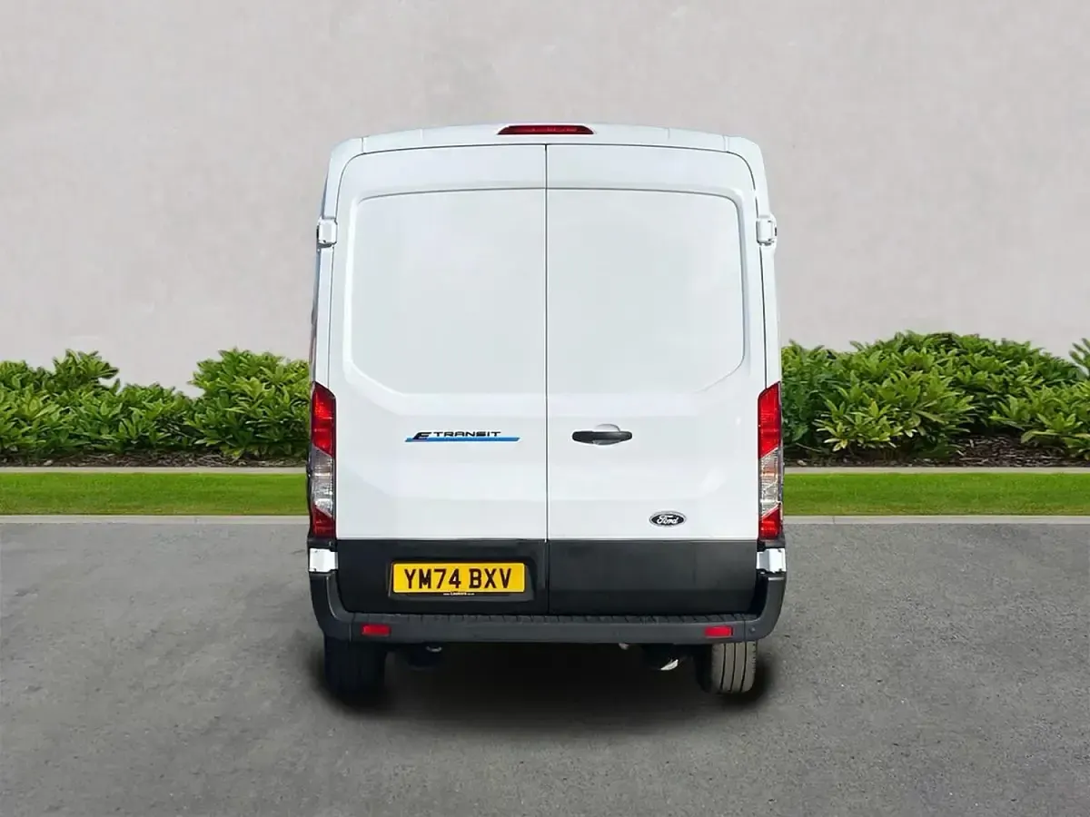 Usado Ford E-Transit 197 kW (269 HP) 2024 Branco Van