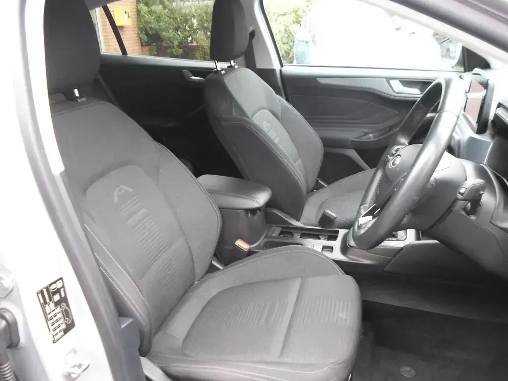 Begagnad Ford Focus Active 2019 Silver Halvkombi