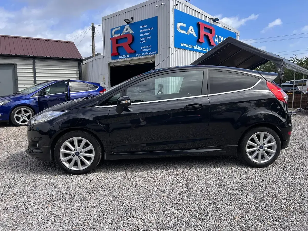 Used Ford Fiesta Titanium 125 HP (91 kW) 2016 Black Hatchback