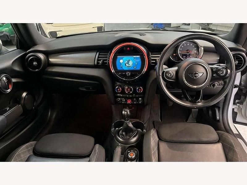 Usado Mini Cooper Cabriolet 136 HP (100 kW) 2018 Prateado Cabrios