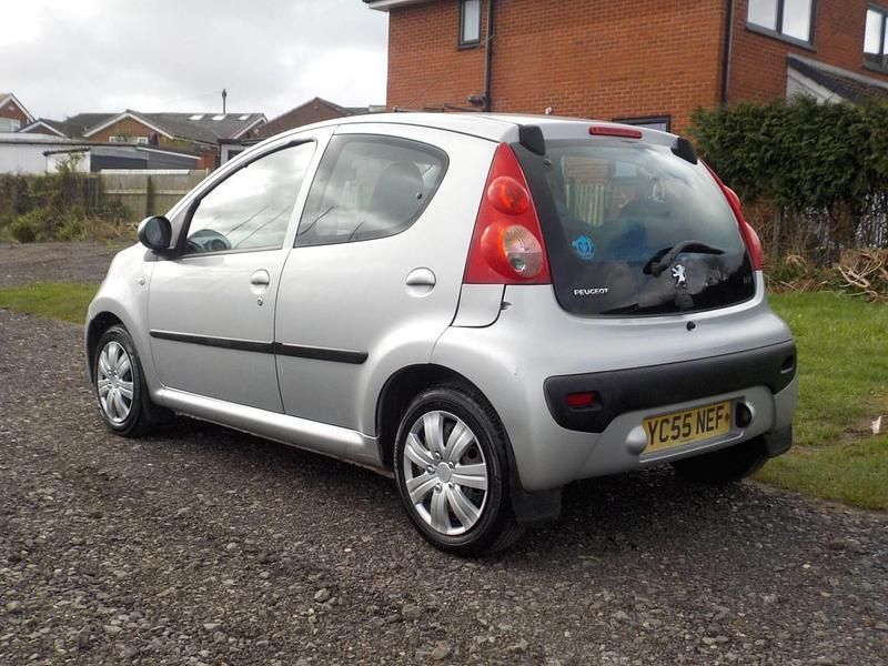 Used Peugeot 107 68 HP (50 kW) 2005 Silver Hatchback