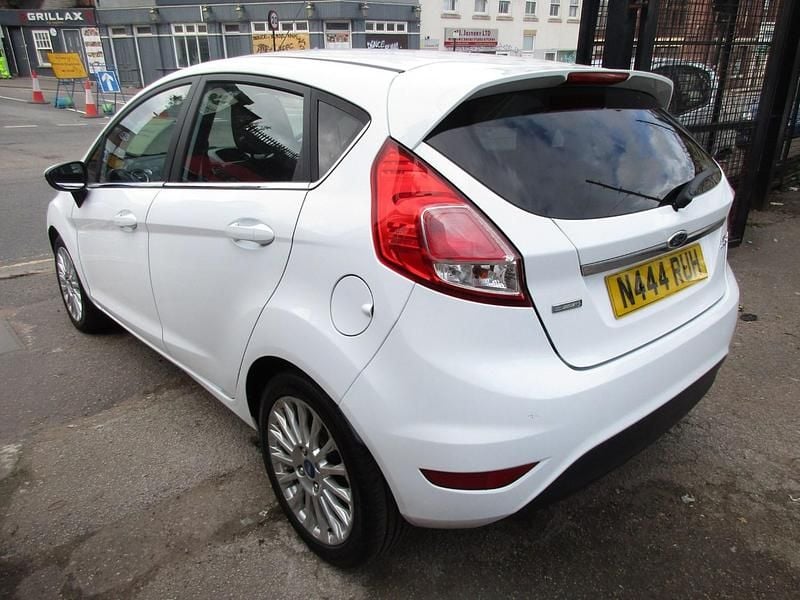 Used Ford Fiesta Titanium 125 HP (91 kW) 2013 White Hatchback