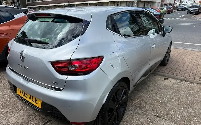 Begagnad Renault Clio IV Dynamique 90 HK (66 kW) 2015 Silver Halvkombi