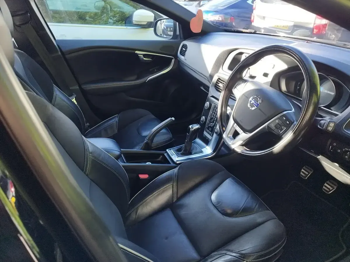 Used Volvo V40 R-Design 120 HP (88 kW) 2016 Black Estate