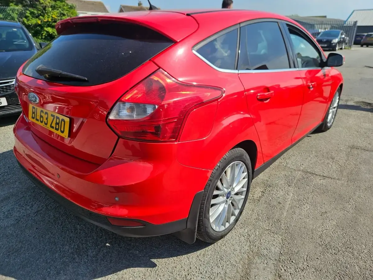 Used Ford Focus Zetec 115 HP (84 kW) 2014 Red Hatchback