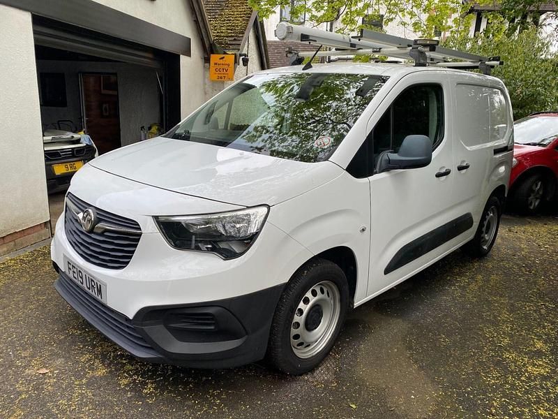 Second-hand Vauxhall Combo Edition 100 CP (73 kW) 2019 Alb Van