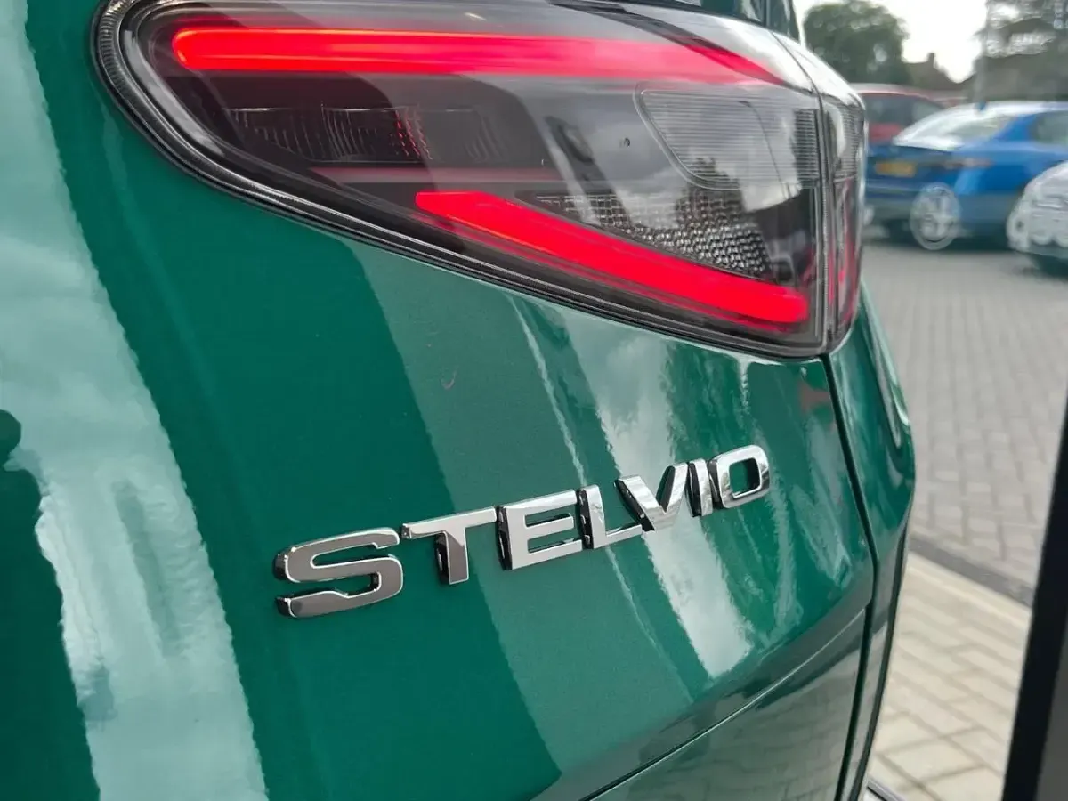 New Alfa Romeo Stelvio 276 HP (202 kW) 2025 Green SUV