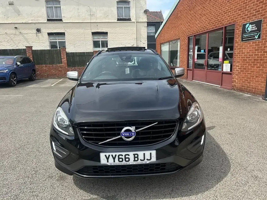 Used Volvo XC60 R-Design 245 HP (180 kW) 2016 Black SUV
