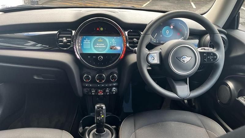 Usado Mini Cooper Classic 134 HP (98 kW) 2023 Prateado Citadino