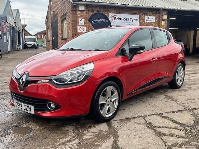 Used Renault Clio IV Dynamique 90 HP (66 kW) 2013 Red Hatchback