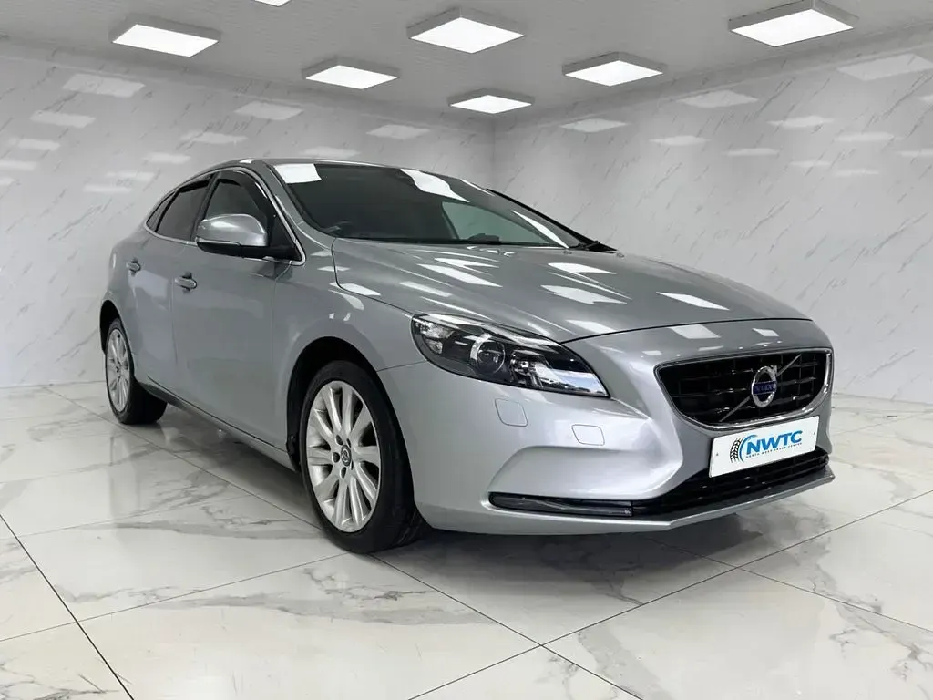 Begagnad Volvo V40 SE Lux 120 HK (88 kW) 2016 Silver Halvkombi
