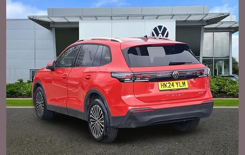 Begagnad VW Tiguan Match 147 HK (108 kW) 2024 Röd SUV