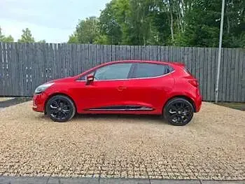 Used Renault Clio Iconic 90 HP (66 kW) 2019 Red Hatchback