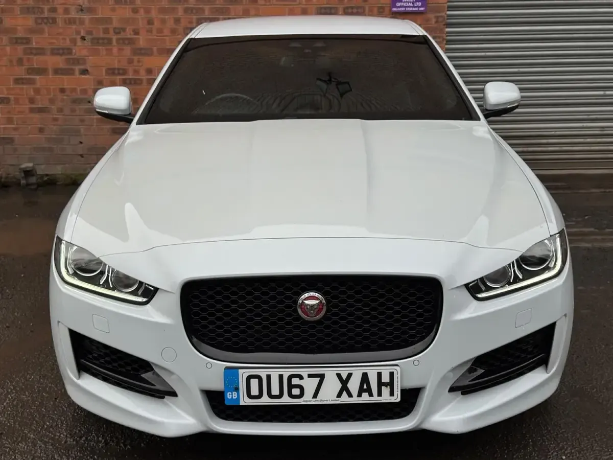 Begagnad Jaguar XE R-Sport 240 HK (176 kW) 2017 Vit Sedan