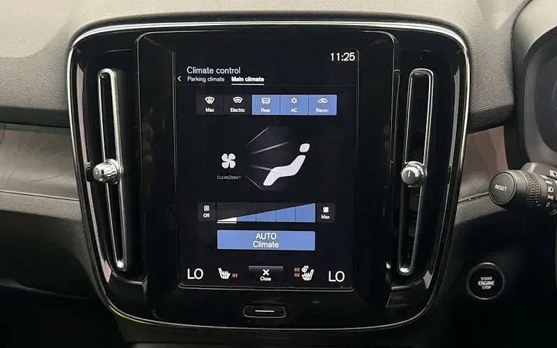 Used Volvo XC40 Plus 211 HP (155 kW) 2023 Blue SUV