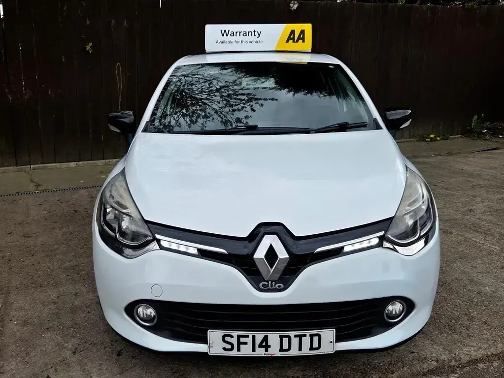 Used Renault Clio IV Dynamique 75 HP (55 kW) 2014 White Hatchback