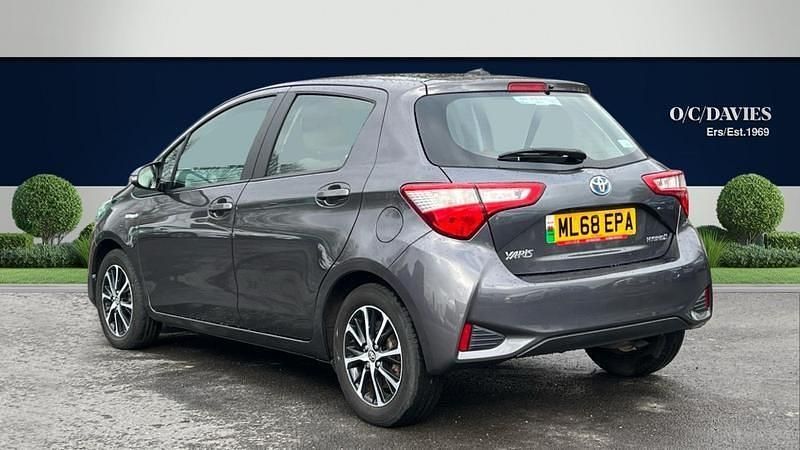 Used Toyota Yaris Hybrid 100 HP (73 kW) 2018 Grey Hatchback