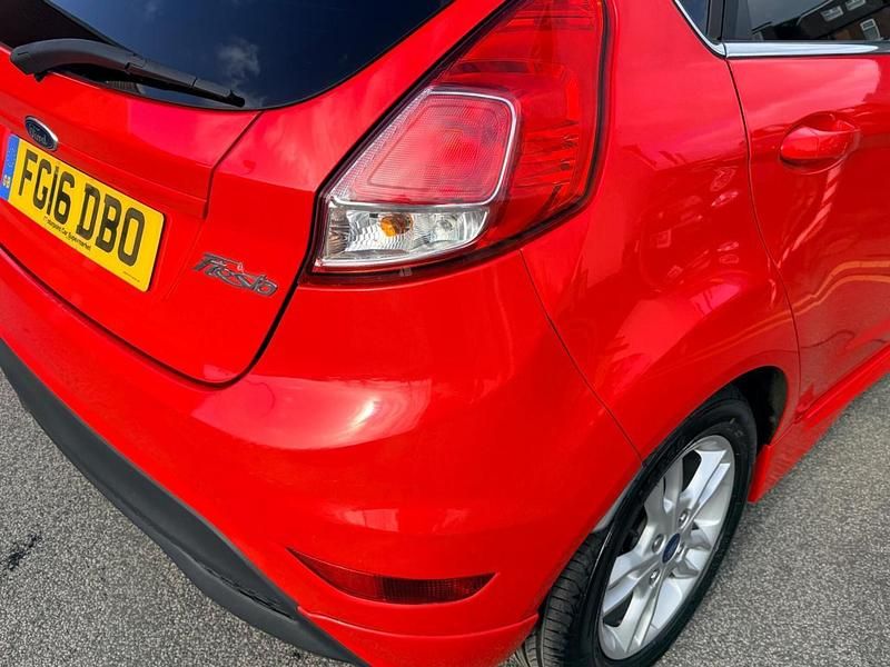 Used Ford Fiesta Zetec 99 HP (72 kW) 2016 Red Hatchback