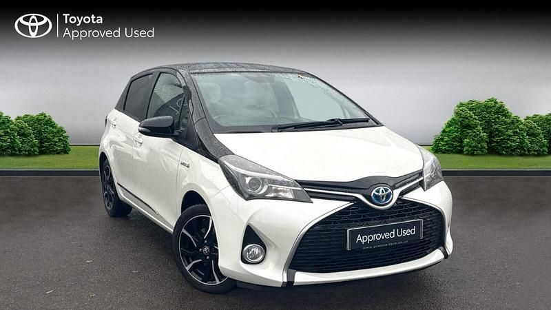 Bitone glacier pearl white Used 2017 Toyota Yaris Hybrid Design | £12,707 (Fair price) - Image 1/4