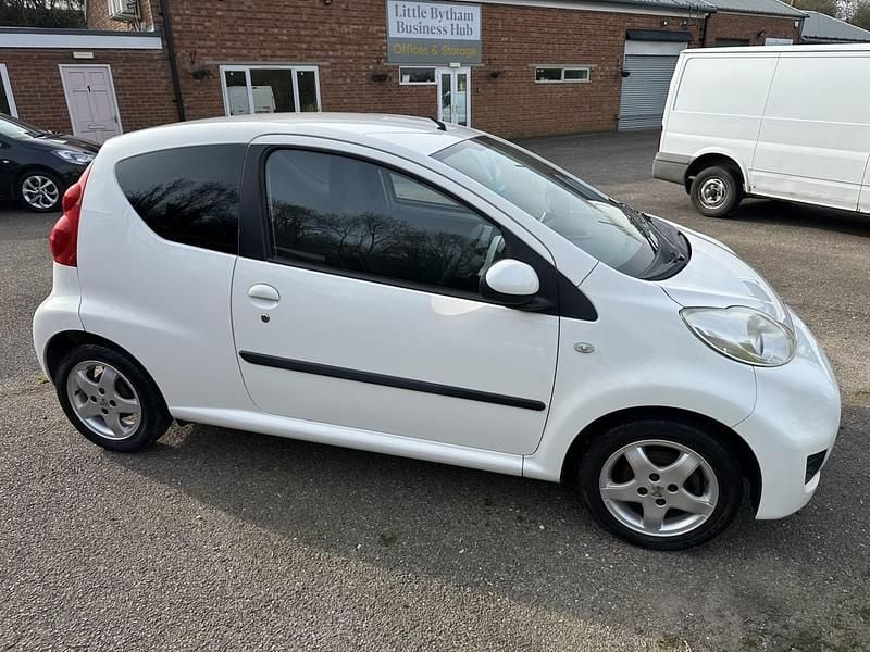 Used Peugeot 107 Sportium 68 HP (50 kW) 2012 White Hatchback