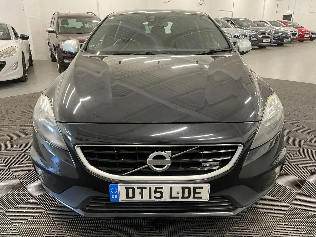 Used Volvo V40 R-Design 115 HP (84 kW) 2015 Black Hatchback