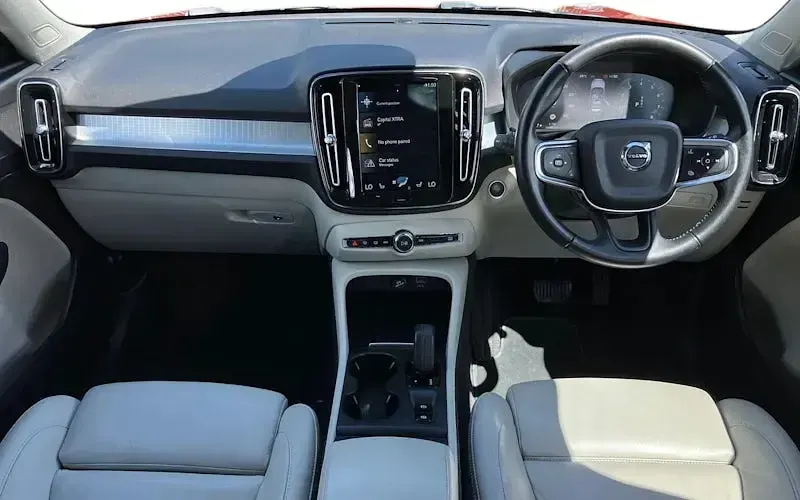 Used Volvo XC40 Momentum 163 HP (119 kW) 2020 Red SUV