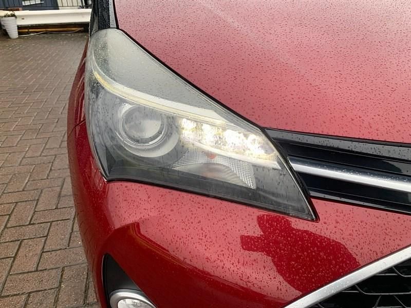 Used Toyota Yaris Design 99 HP (72 kW) 2017 Red Hatchback