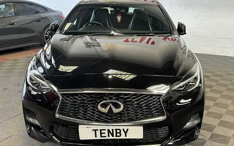 Used Infiniti Q30 Sport Tech 170 HP (125 kW) 2017 Black Hatchback