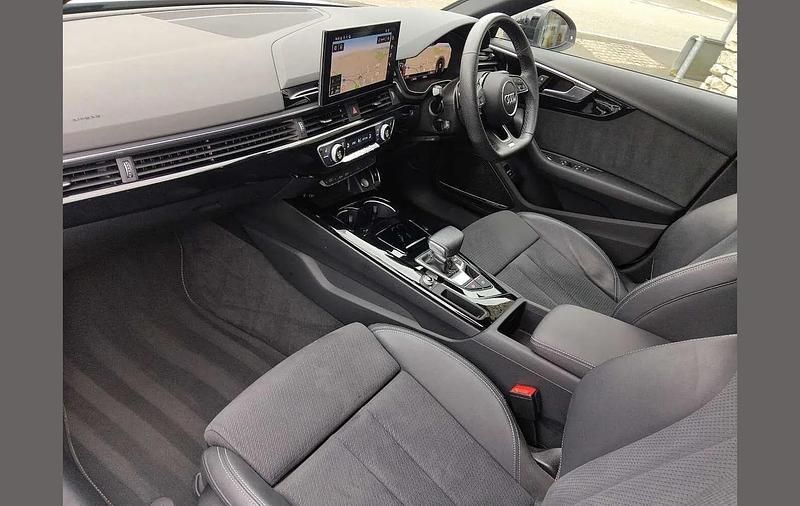 Used Audi A4 Black Edition 147 HP (108 kW) 2022 White Estate