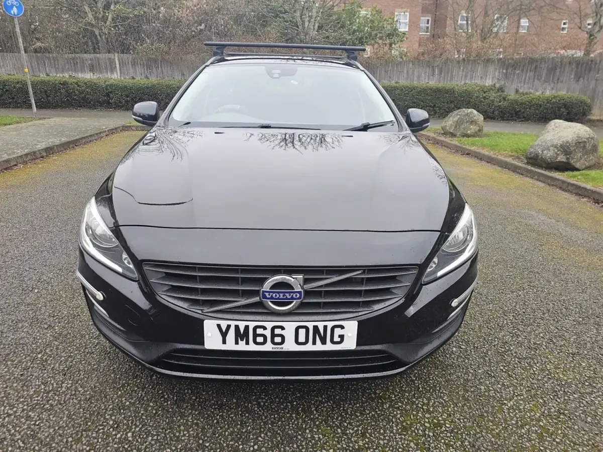 Usado Volvo V60 Business Edition 120 HP (88 kW) 2017 Preto Carrinha