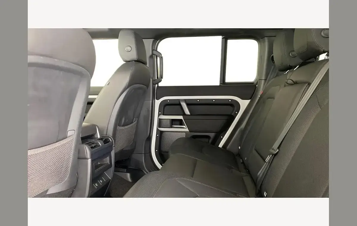 Used Land Rover Defender SE Dynamic 250 HP (183 kW) 2024 White SUV