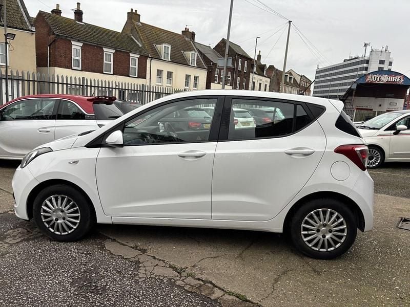 Used Hyundai i10 SE 2015 White Hatchback