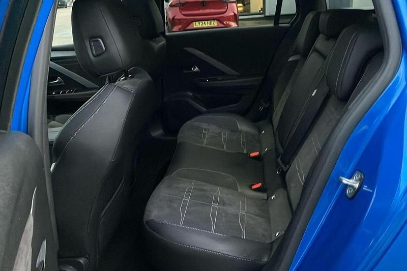 Used Vauxhall Astra Ultimate 130 HP (95 kW) 2024 Cobalt blue Estate