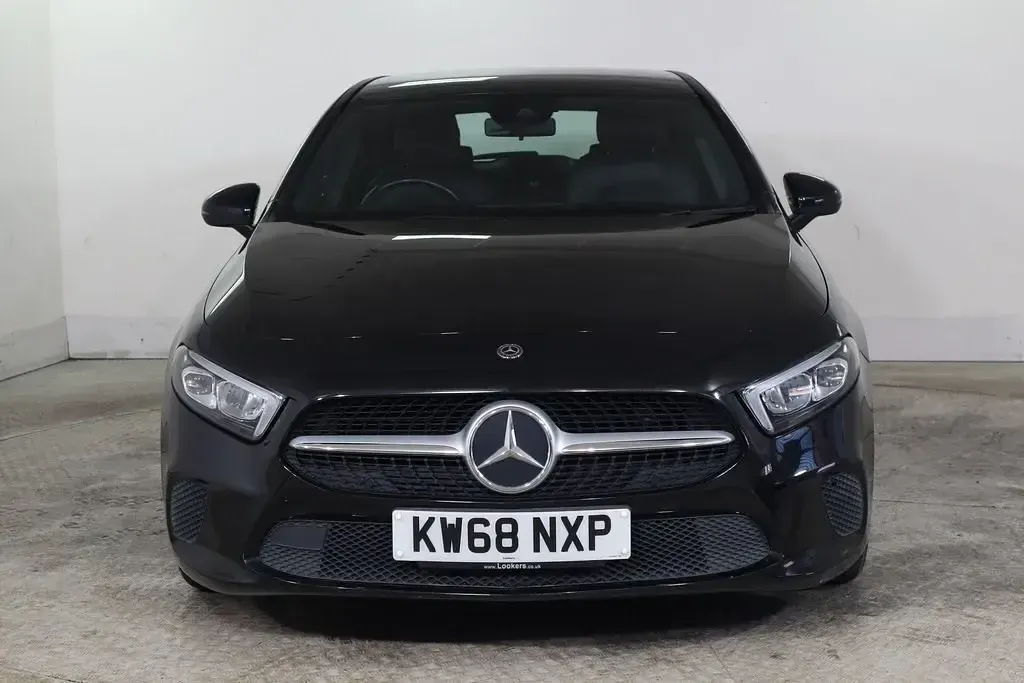 Begagnad Mercedes A180 2019 Svart Halvkombi