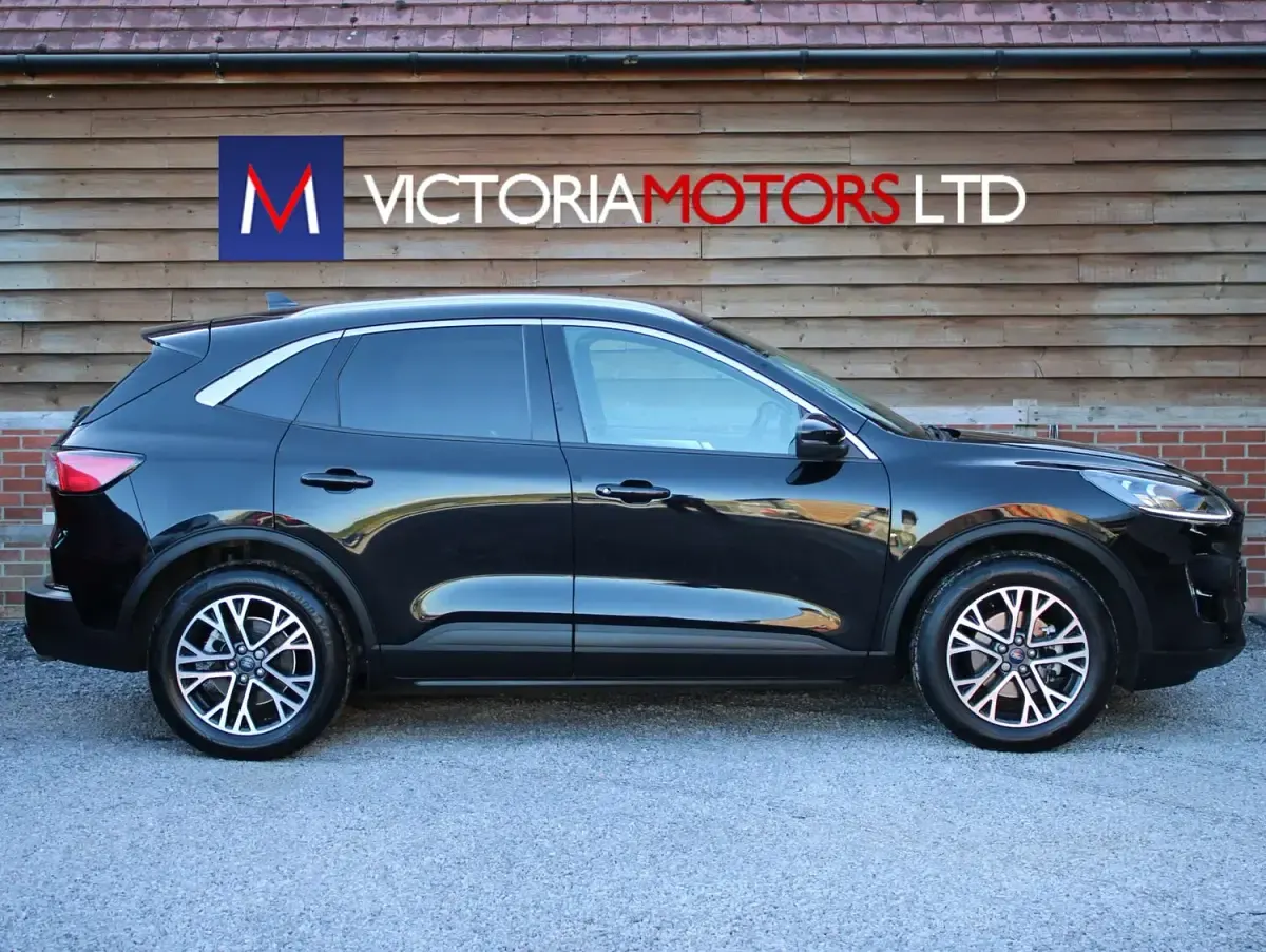 Käytetty Ford Kuga Titanium 150 HP (110 kW) 2024 Musta Katumaasturi