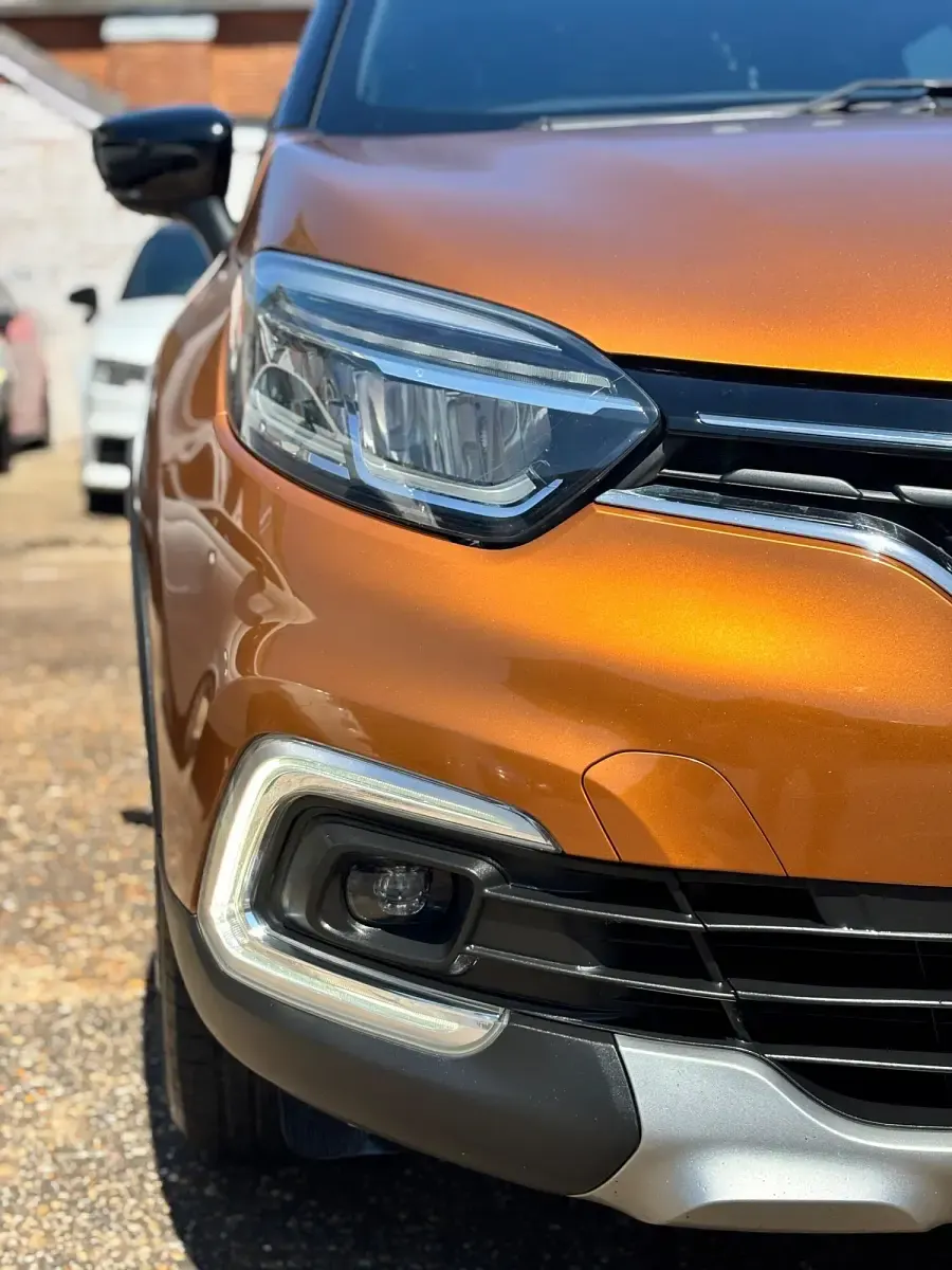 Used Renault Captur Dynamique 90 HP (66 kW) 2017 Orange/black SUV