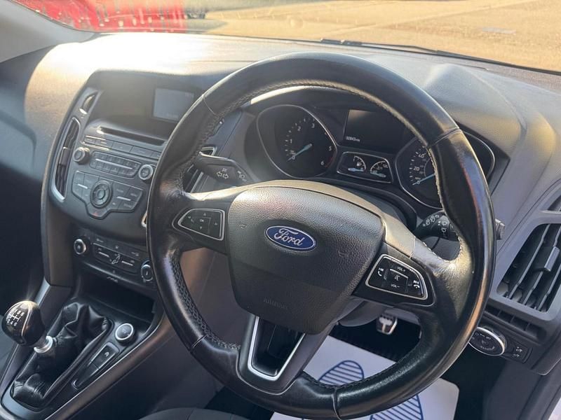 Used Ford Focus Zetec 115 HP (84 kW) 2014 White Hatchback