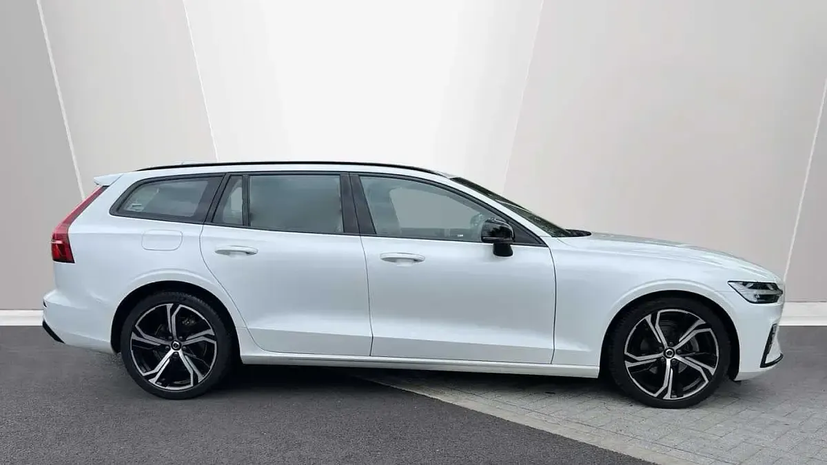 Usado Volvo V60 Plus 2023 Blanco Familiar