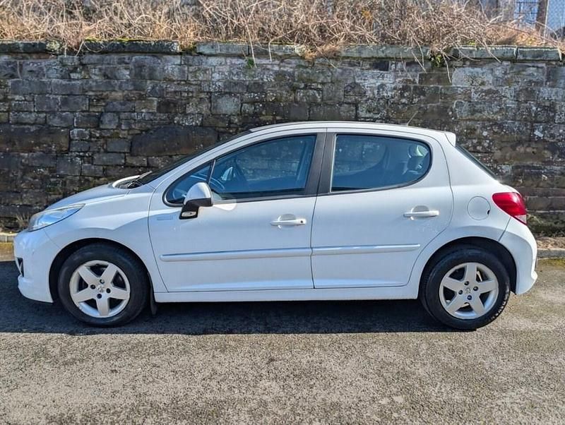 Used Peugeot 207 70 HP (51 kW) 2010 White Hatchback