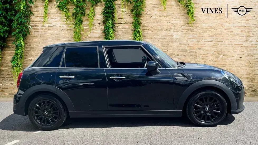 Używany Mini Cooper Classic 134 KM (98 kW) 2022 Czarny Hatchback