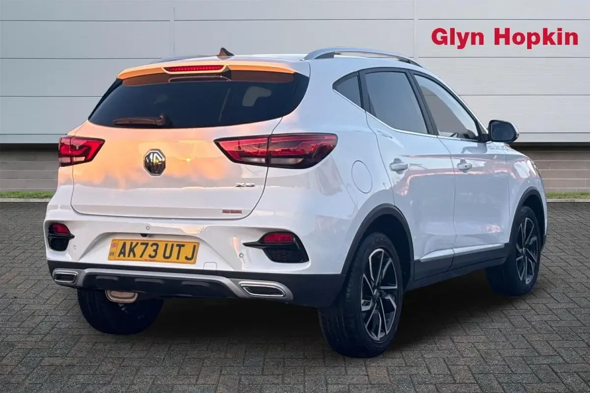 Używany MG ZS Exclusive 111 KM (81 kW) 2023 Biały Hatchback