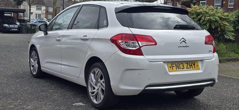Used Citroën C4 SELECTION 2013 White Hatchback