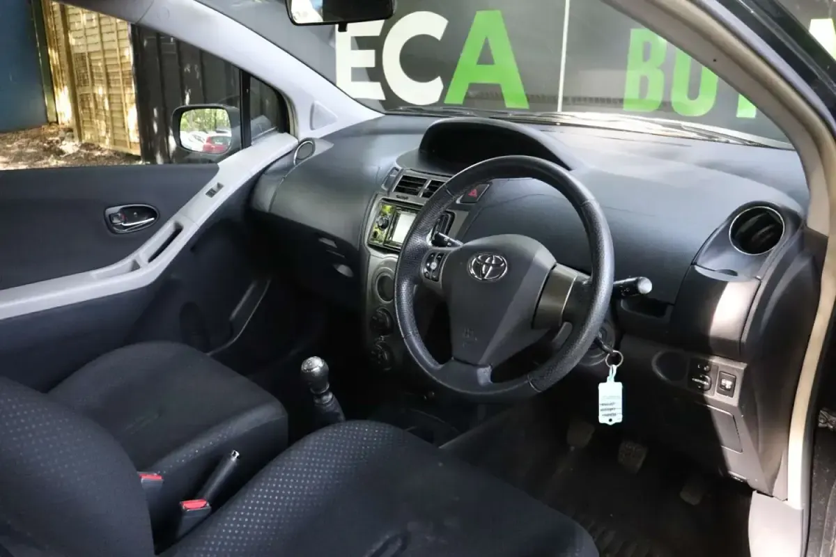 Używany Toyota Yaris 2011 Czarny Hatchback
