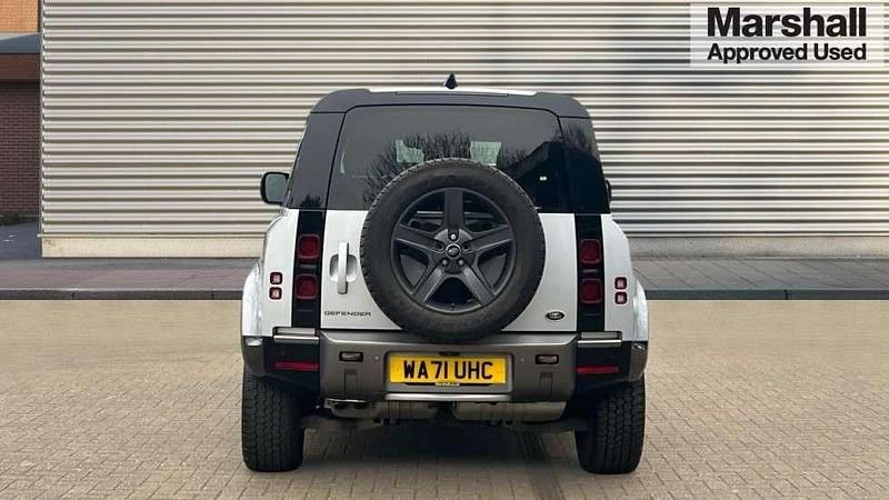 Usado Land Rover Defender SE Dynamic 249 HP (183 kW) 2021 Prateado Carrinha