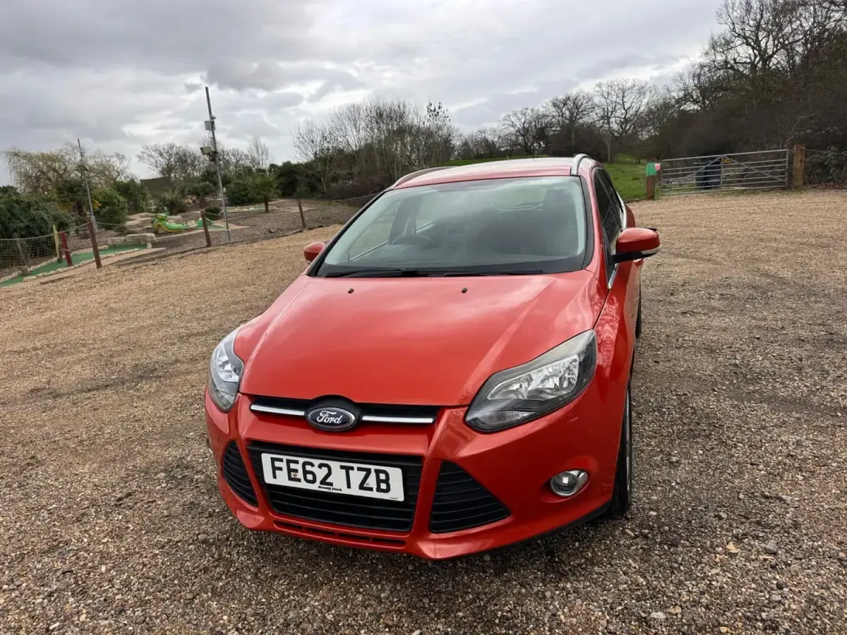 Begagnad Ford Focus Zetec 2012 Röd Kombi