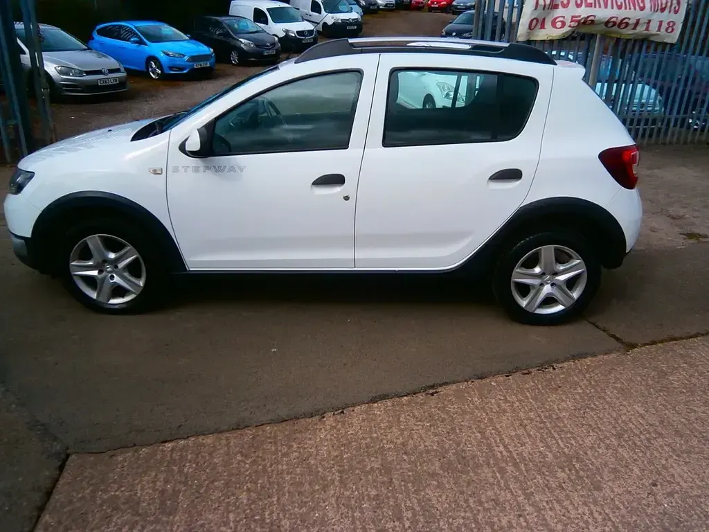 Used Dacia Sandero Lauréate 90 HP (66 kW) 2014 White Hatchback