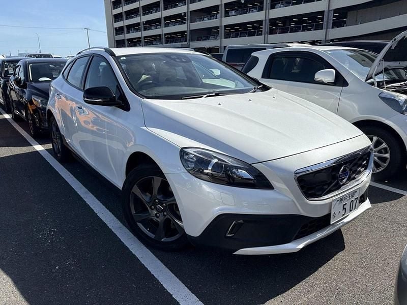 Used 2015 Volvo V40 Hatchback | £9,995 (Good price) - Image 1/4
